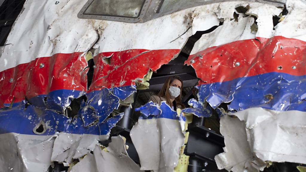 Richter und Anwälte im Prozess um den Absturz von Flug MH17 inspizieren das rekonstruierte Wrack der Passagiermaschine des MH17-Fluges auf dem Militärflugplatz Gilze-Rijen.