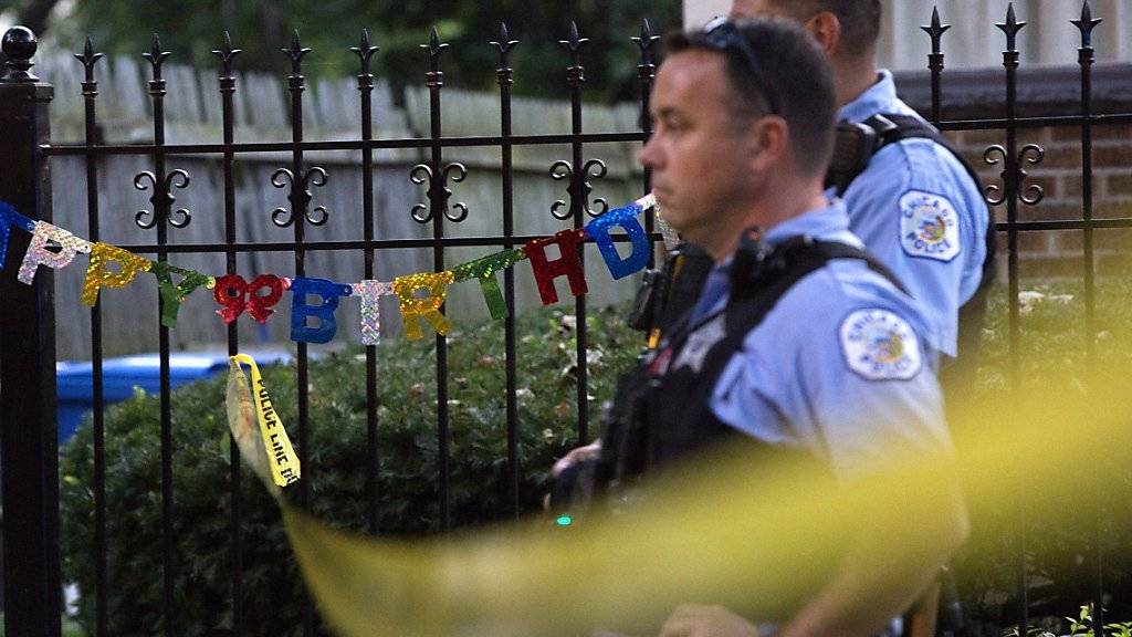 Zwei Polizisten nahe eines Tatorts in Chicago, wo am Labor-Day-Wochenende 13 Personen getötet wurden