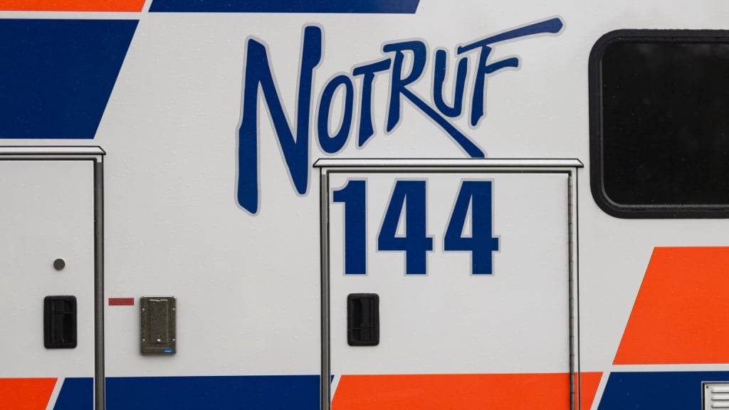 Die Ambulanz brachte den verletzten Lastwagenchauffeur ins Spital. (Symbolbild)