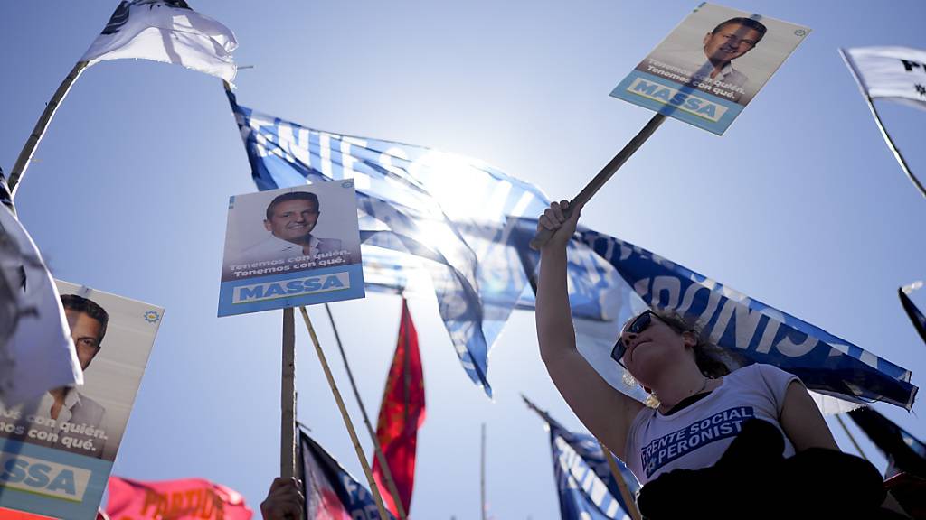 Anhänger von des Präsidentschaftskandidaten der Regierungspartei Massa jubeln während einer Wahlkampfveranstaltung. Foto: Natacha Pisarenko/AP/dpa