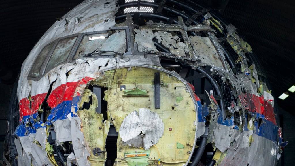 Blick auf das rekonstruierte Wrack von Malaysia-Airlines-Flug MH17 auf dem Luftwaffenstützpunkt Gilze-Rijen in den südlichen Niederlanden, aufgenommen am 26. Mai 2021.