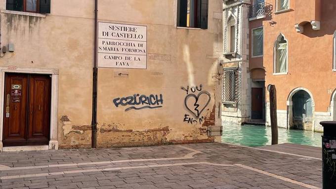 Historische Hauswand in Venedig mit FCZ-Graffiti beschmiert