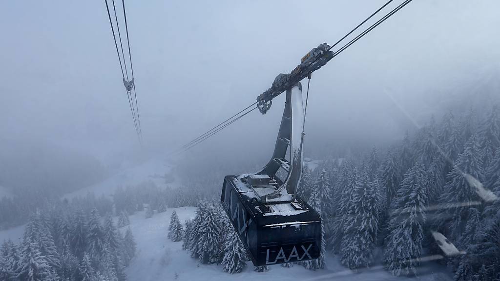 Die Luftseilbahn Laax auf der Fahrt zur Bergstation auf dem Crap Sogn Gion. Beim Bodenkontakt im Januar 2022 fuhr sie überladen und mit deaktivierter Lastmessung. (Archivbild)