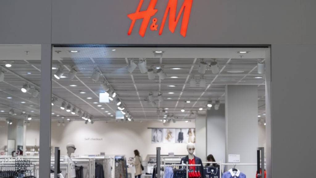 Wer bei H&M einkauft, hat laut einem internationalen Ranking die beste Klimabilanz. (Archivbild)