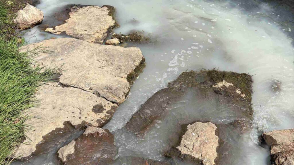 Malerfarbe verschmutzt in Sargans SG Kanal