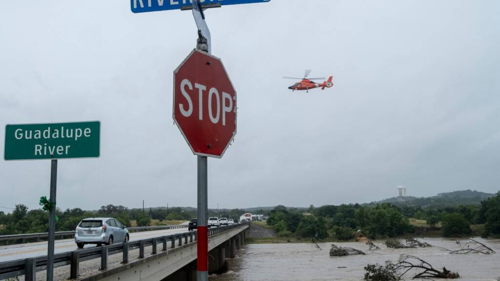 Ein Hubschrauber fliegt über den Guadalupe River, während sich das Hochwasser in Texas ausbreitet. Foto: Joel Angel Juarez/FR172380 AP/AP/dpa