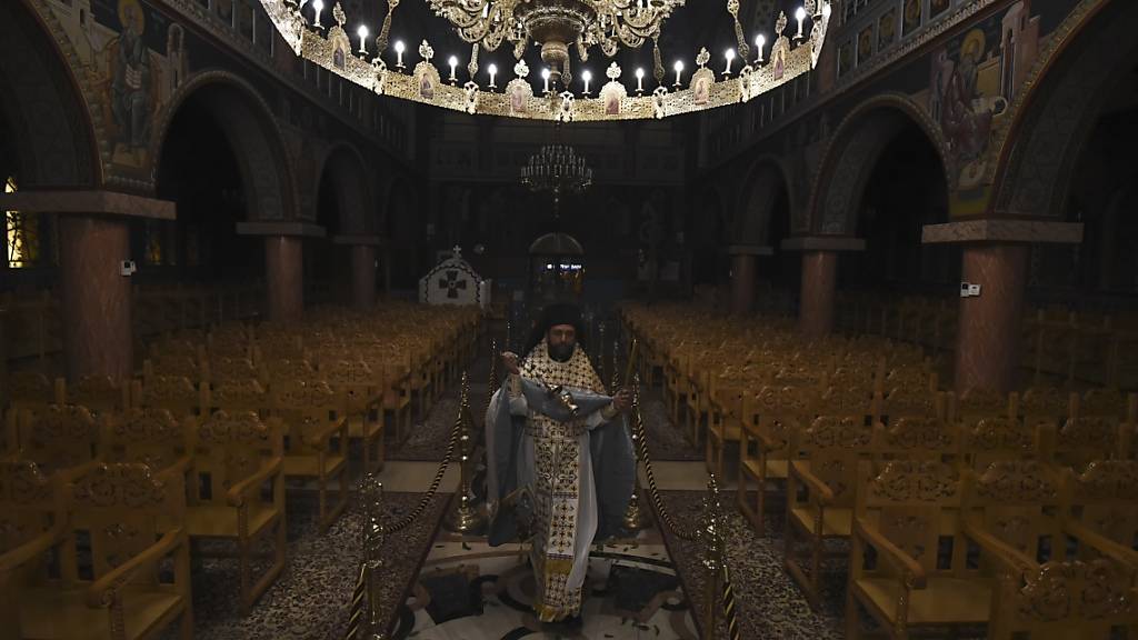 Leere Kirchen: In der Nacht auf Sonntag haben Orthodoxe - wie hier in Griechenland - ihr Osterfest angesichts der Coronavirus-Pandemie zu Hause gefeiert.