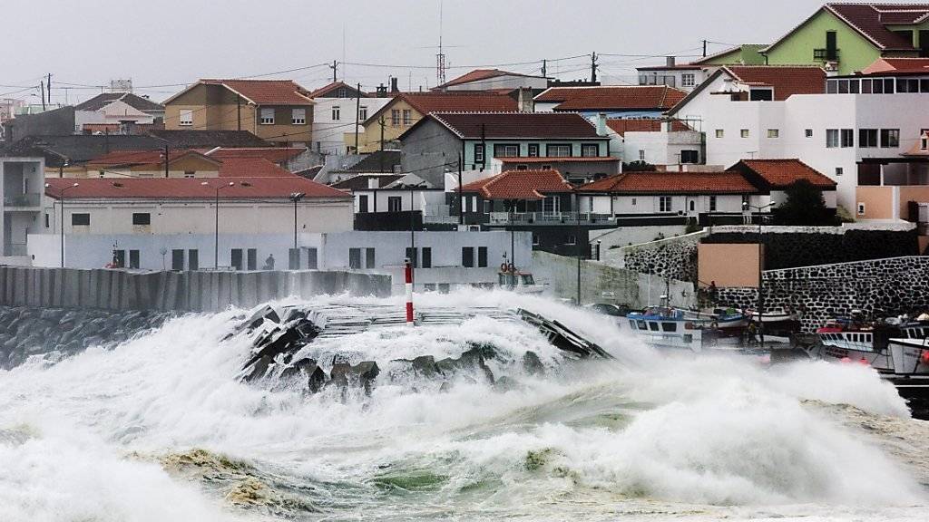 Mehrere Menschen wurden wegen der Unwetter auf den Azoren in Sicherheit gebracht.