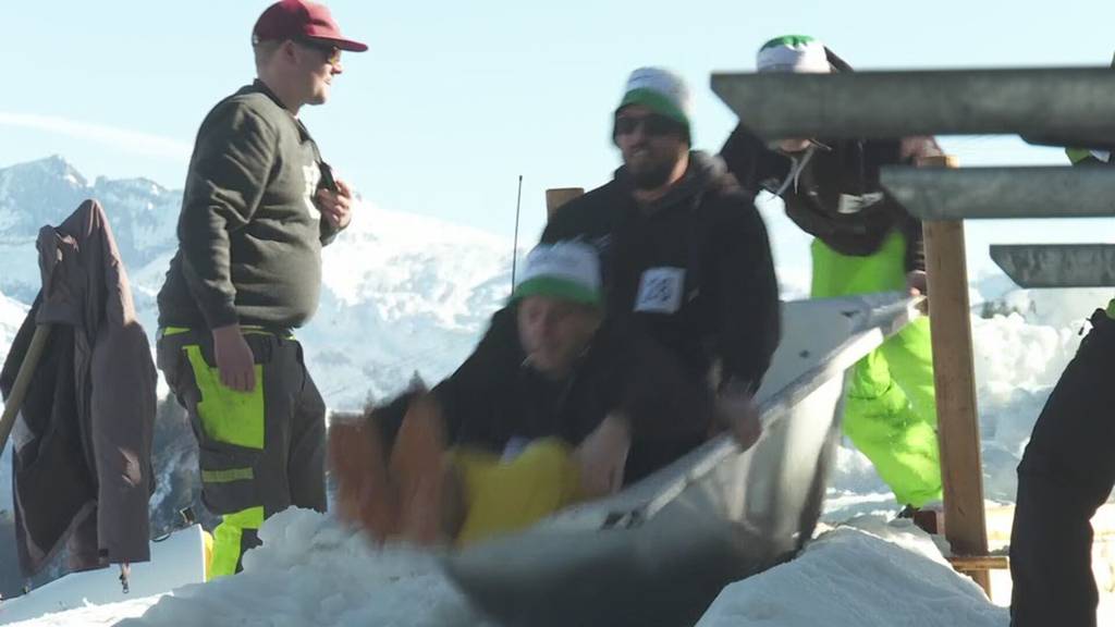 100 Teams am Badwannen-Rennen auf dem Stoos