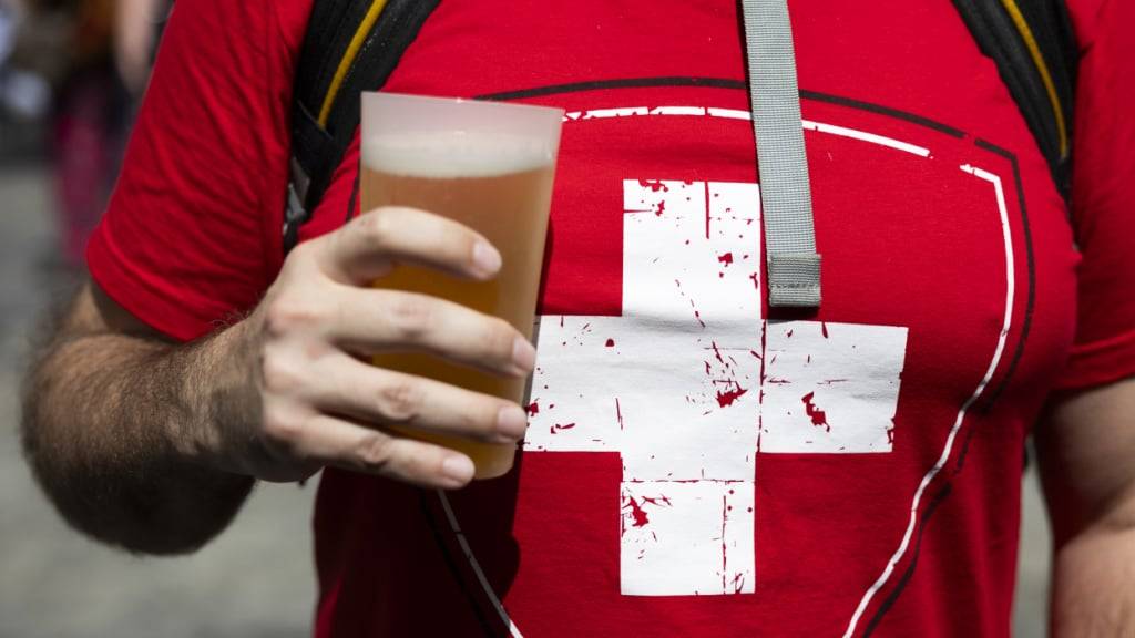 Der Bierabsatz in der Schweiz ist im Braujahr 2024/25 erneut gesunken . Wachstum gab es bei den alkoholfreien Bieren. (Symbolbild)