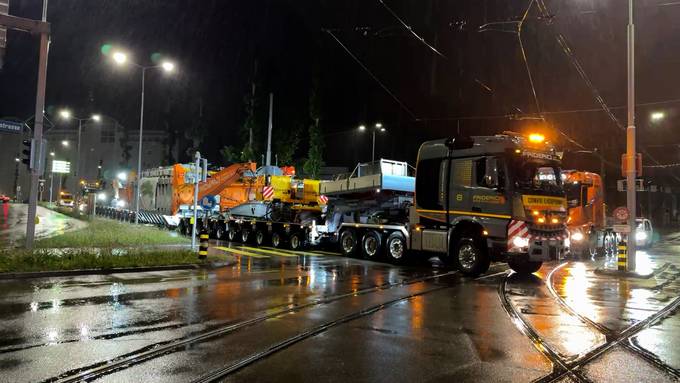 Dieses 540-Tonnen-Monster rollte in der Nacht durch Zürich