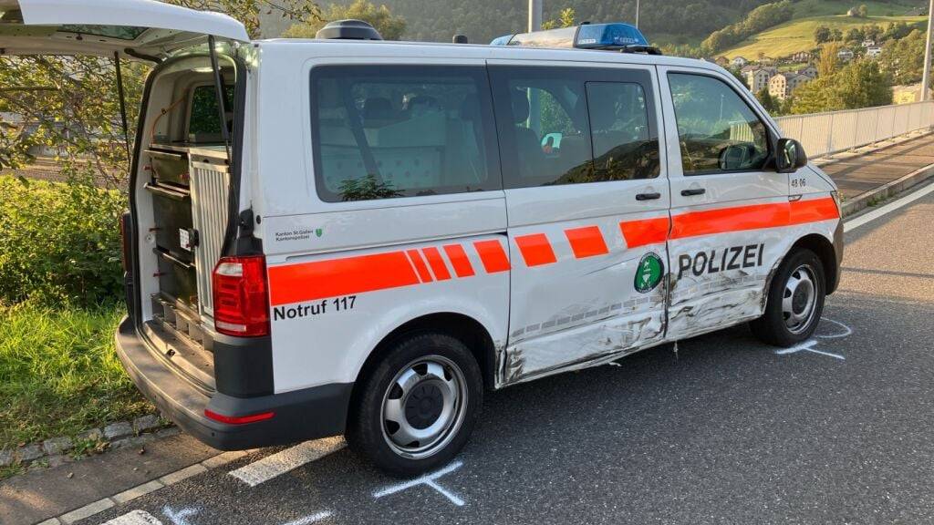 Das beschädigte Patrouillenfahrzeug der St. Galler Polizei.