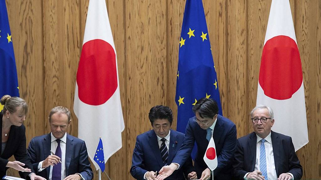 Der japanische Premierminister Shinzo Abe (Mitte) hat am Dienstag das Freihandelsabkommen mit der EU unterzeichnet. Für die EU sind EU-Ratspräsident Donald Tusk (links) und EU-Kommissionspräsident Jean-Claude Juncker (rechts) nach Tokio gereist.