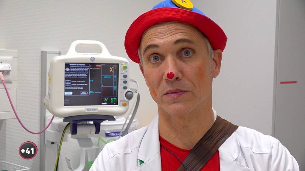 Clown «Dr. Knopf» bringt Kinder im Spital zum Lachen
