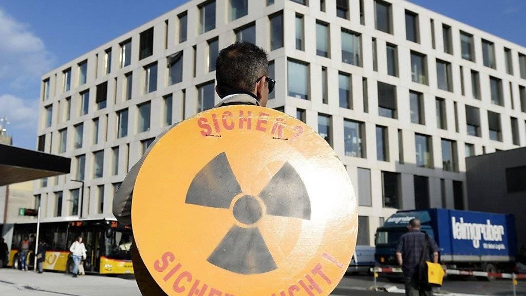 Die GPK fordert Regeln für die Unabhängigkeit von Gremien wie der Atomaufsichtsbehörde ENSI. Im Bild ein Demonstrant vor deren Sitz in Brugg. (Archiv)