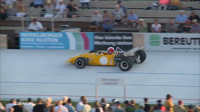 Indianapolis Oerlikon: Oldtimer röhren über offene Rennbahn