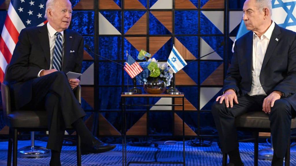 HANDOUT - Joe Biden (l), Präsident der USA, und Benjamin Netanjahu, Ministerpräsident von Israel, bei einem Treffen in Tel Aviv. Netanjahu hat die Absage des Besuchs einer hochrangigen israelischen Delegation in den USA damit begründet, eine Botschaft an die Hamas senden zu wollen. Foto: Avi Ohayon/GPO/dpa