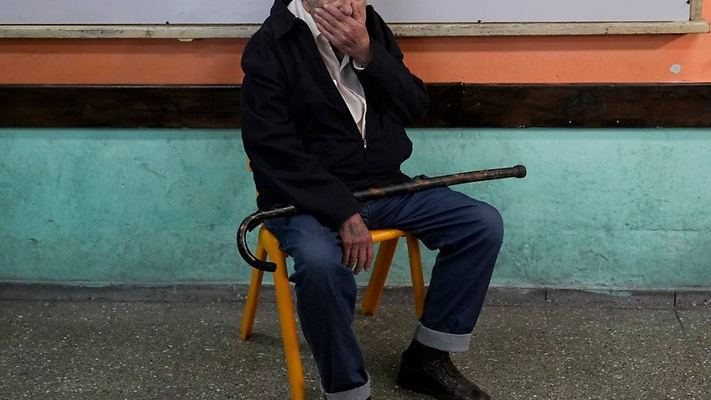 dpatopbilder - Uruguays ehemaliger Präsident Jose «Pepe» Mujica wartet in einem Wahllokal in Montevideo auf die Stimmabgabe. Foto: Natacha Pisarenko/AP