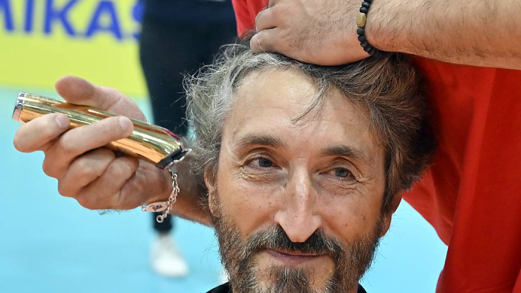 Wette eingelöst: Der verletzte Schweizer Captain Jovan Djokic rasiert Nationaltrainer Mario Motta die Haare.