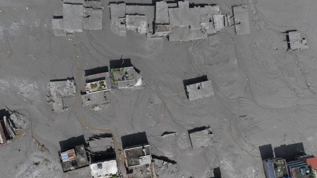 Viele haben in der gewaltigen Welle aus Schlamm und Gesteinmasse ihr Zuhause verloren. Die Betroffenheit bei der tibetischen und nepalesischen Gemeinschaft in der Schweiz ist gross.