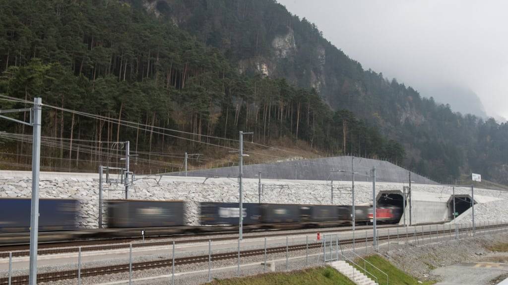 Ein Güterzug fährt bei Erstfeld UR in den Gotthardbasistunnel. (Archivaufnahme)