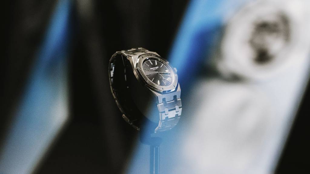 Schweizer will Autospiegel richten – Roller-Diebe klauen 35'000-Franken-Uhr