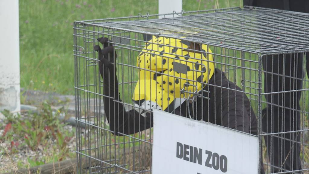 Tierschutzorganisation PETA Schweiz demonstriert vor Toni’s Zoo