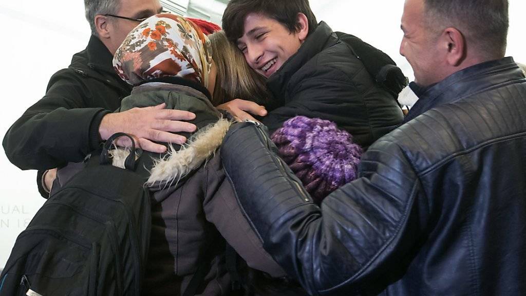Familienmitglieder des ertrunkenen Ailans werden am Flughafen in Vancouver von einer Tante begrüsst.
