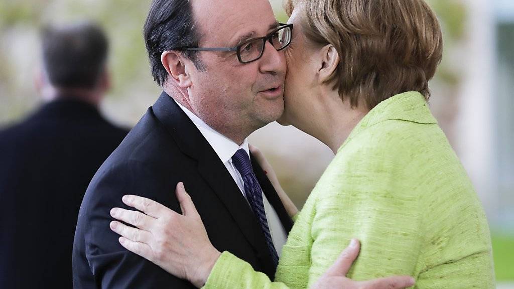 Abschied in Berlin: Bundeskanzlerin Angela Merkel empfängt den abtretenden französischen Präsidenten François Hollande zum Diner in der deutschen Hauptstadt.