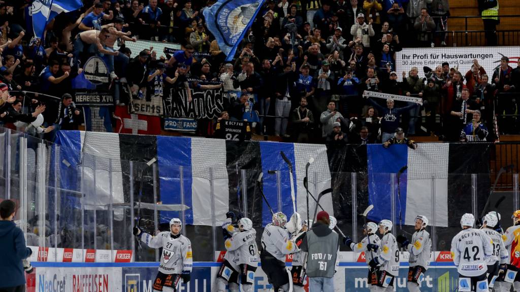 Die Freiburger Spieler lassen sich in Rapperswil feiern
