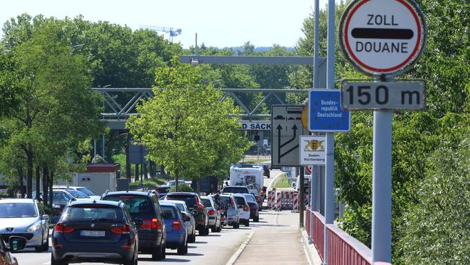 Verkehrschaos am Zoll: Bauarbeiten lähmen Verkehr zwischen Stein und Bad Säckingen