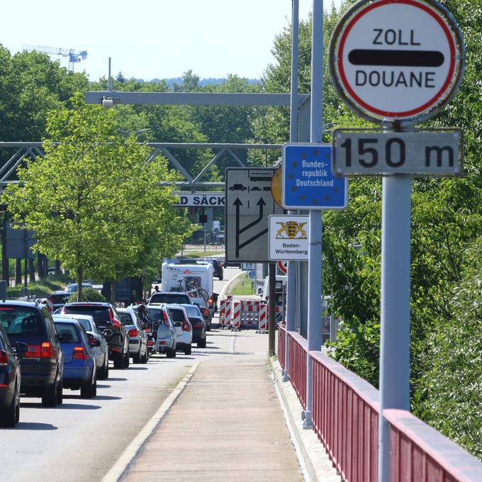 Verkehrschaos am Zoll: Bauarbeiten lähmen Verkehr zwischen Stein und Bad Säckingen