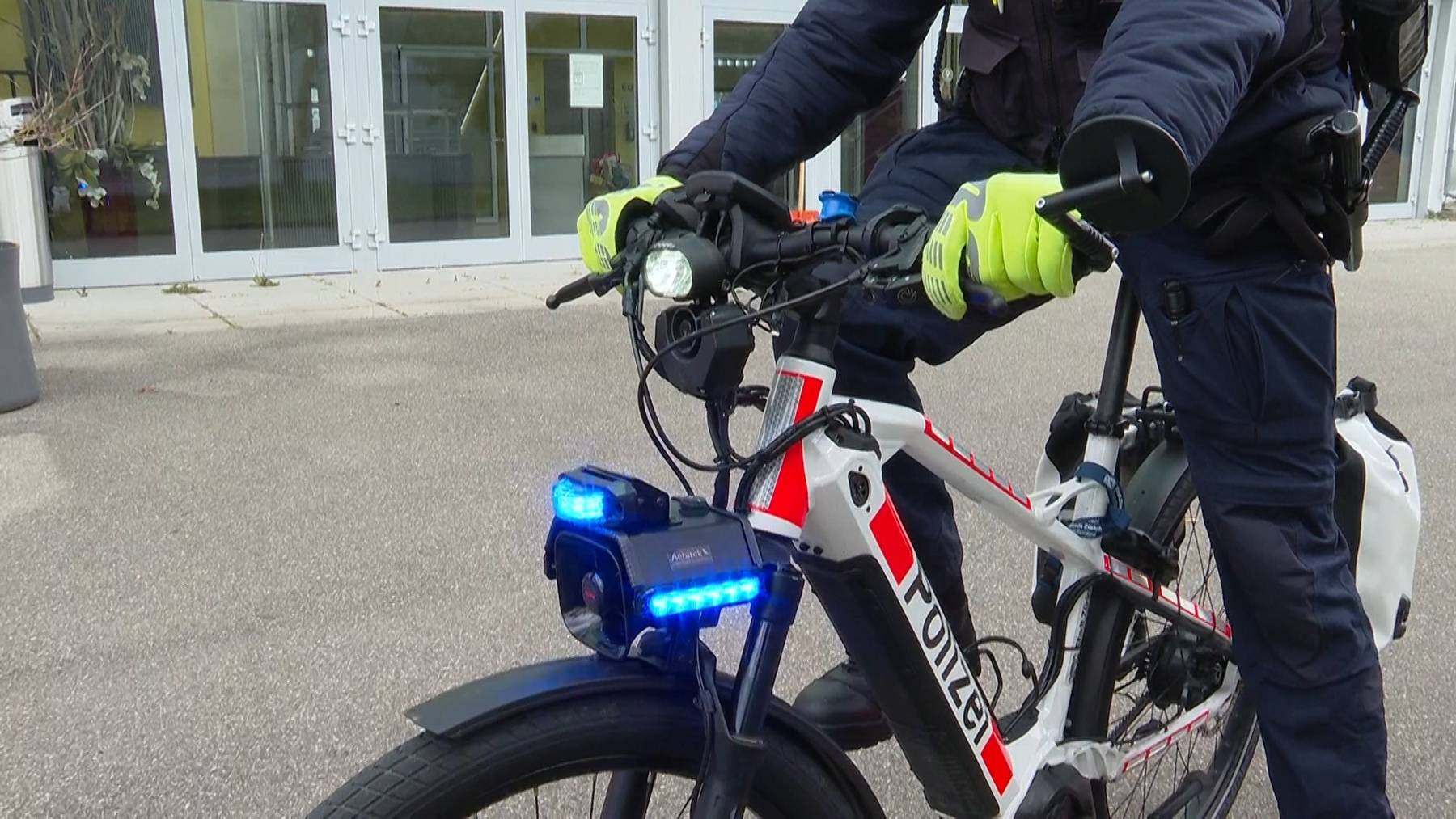 Thumb for ‹Blaulicht und Sirene: So funktionieren die neuen Polizei-E-Bikes›
