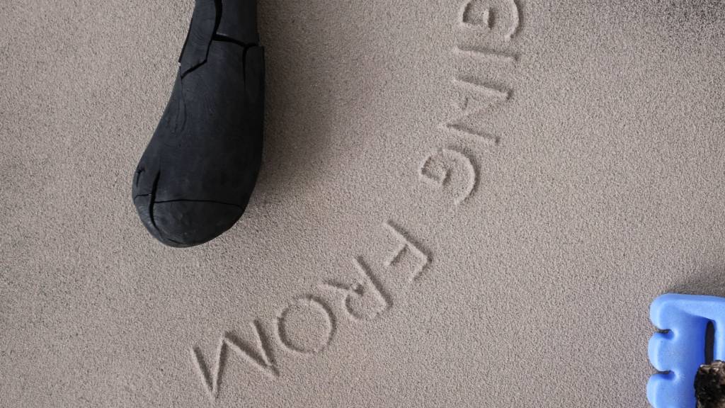 Für ihre Installationen in ihrer Ausstellung «gathering» arbeitet die Künstlerin Maude Léonard-Contant unter anderem mit Asche und Kohlepulver.