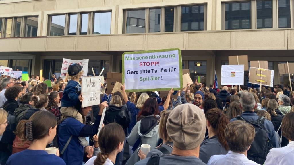 Rund 300 Mitarbeiterinnen und Mitarbeiter des St. Galler Kantonsspitals protestierten am Montagnachmittag gegen den geplanten Stellenabbau in den vier Spitalregionen.