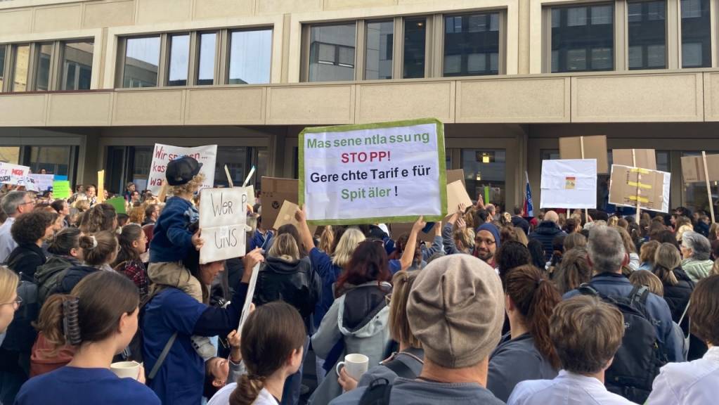Rund 300 Mitarbeiterinnen und Mitarbeiter des St. Galler Kantonsspitals protestierten am Montagnachmittag gegen den geplanten Stellenabbau in den vier Spitalregionen.