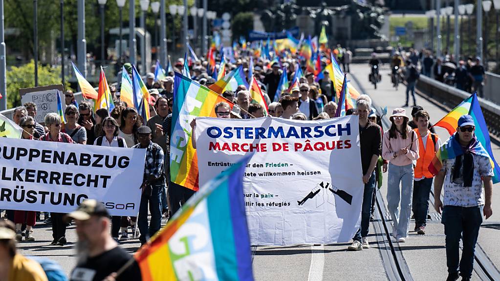 Mehrere hundert Menschen nehmen am Ostermarsch in Bern teil. Der diesjährige Marsch richtet sich unter anderem gegen den Krieg in der Ukraine.