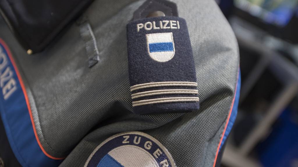 Die Kantonspolizei Zug fahndet nach zwei Männern, die einem 68-Jährigen in Zug eine Armbanduhr entrissen. (Symbolbild)