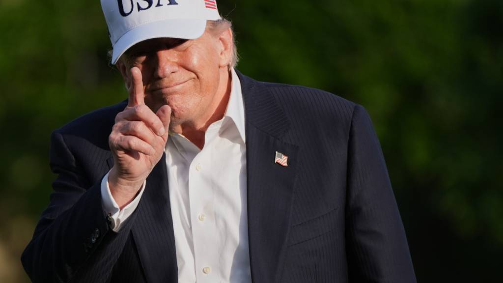 dpatopbilder - Präsident Donald Trump geht über den Südrasen des Weißen Hauses nachdem er aus Peking zurückgekehrt ist. Foto: Jacquelyn Martin/AP/dpa