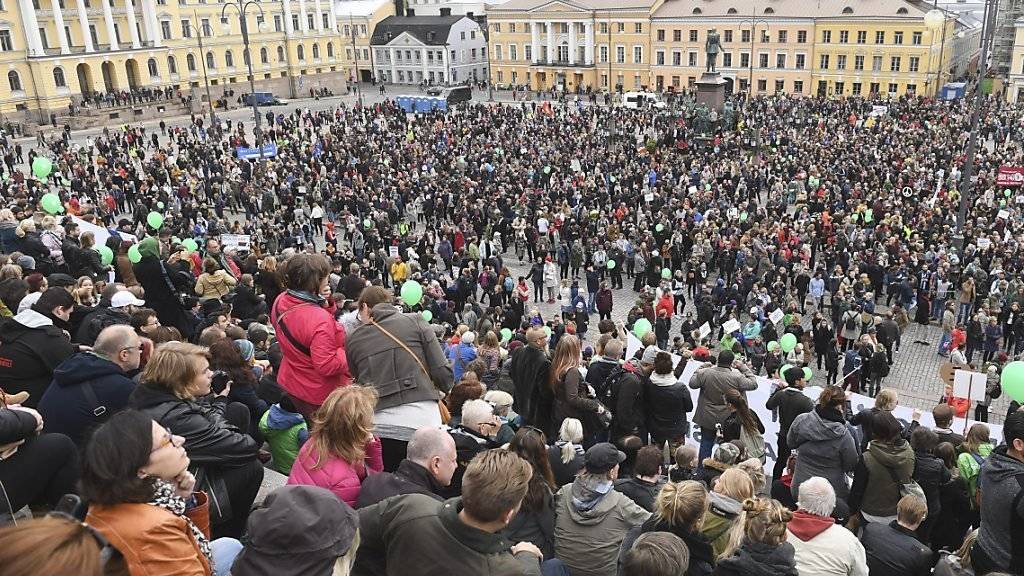 Auf dem Senatsplatz in Helsinki gedachte die Menge eines 28-Jährigen, der von Neo-Nazis misshandelt wurde und an den Folgen seiner Verletzungen gestorben war.