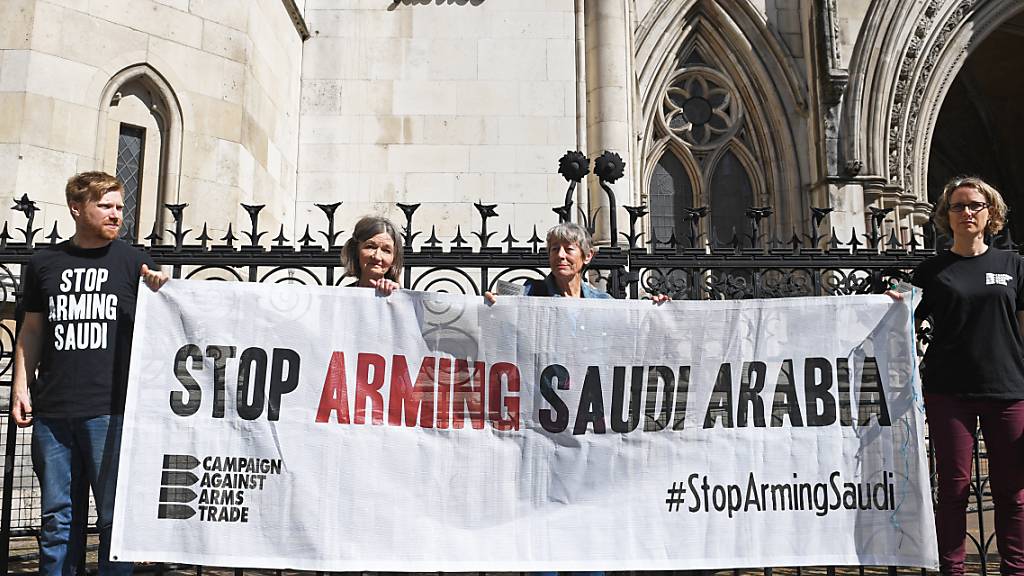 ARCHIV - Aktivisten der Campaign Against Arms Trade protestieren im Juni 2019 in London gegen britische Waffenexporte an Saudi-Arabien. Foto: Stefan Rousseau/PA Wire/dpa