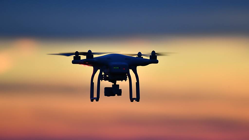 Schweizer Drohnenpilotinnen und -piloten reagieren auf neue Vorschriften. Seit Ende November sind 10'000 Drohnen neu beim Bund registriert und ebenso viele Prüfungen abgelegt worden für das Pilotieren von Drohnen. (Archivbild)