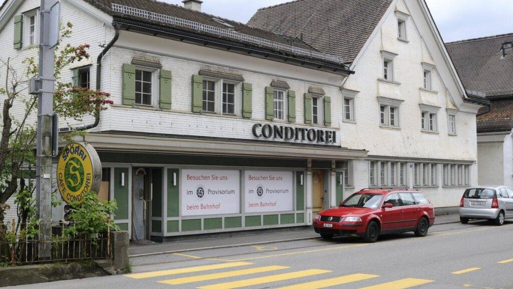 Die Liegenschaft in Teufen AR mit dem Café Spörri, wie sie 2010, zwei Jahre vor dem endgültigen Ende, aussah. (Archivbild)