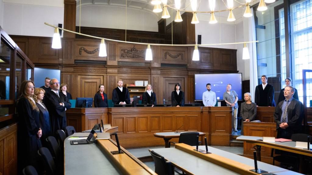 ARCHIV - Die Prozessbeteiligten (l-r), die Rechtsanwälte des Angeklagten, Klaudia Dawidowic, Ria Halbritter und Christoph Stoll, sowie die Vorsitzende Richterin Sylvia Busch (M) und Staatsanwalt Philipp Meyhöfer (2.v.r.) stehen Ende Mai beim Mordprozess gegen einen Palliativarzt. Foto: Bernd von Jutrczenka/dpa