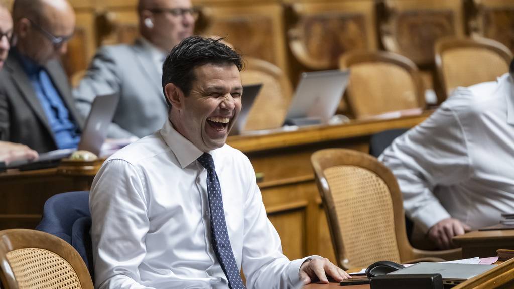 Matthias Aebischer lacht herzhaft im Parlament.