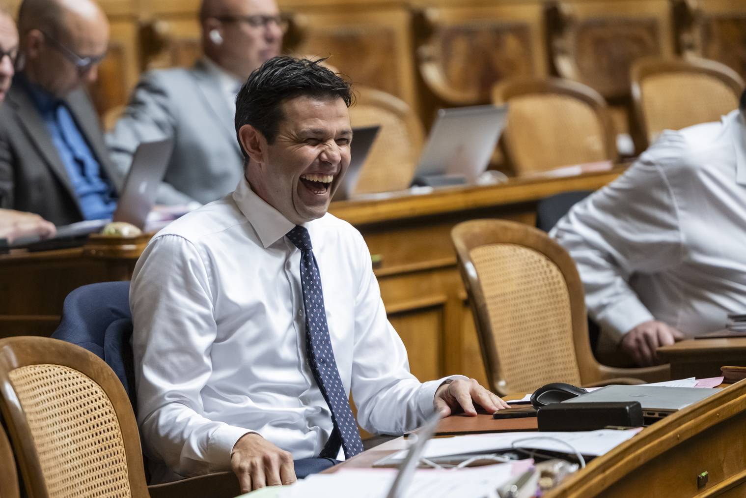 Matthias Aebischer lacht herzhaft im Parlament.