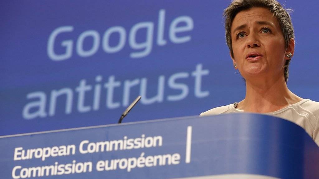 Die EU-Wettbewerbskommissarin Margrethe Vestager brummt dem Internetgiganten Google eine Milliardenstrafe auf. (Archivbild)