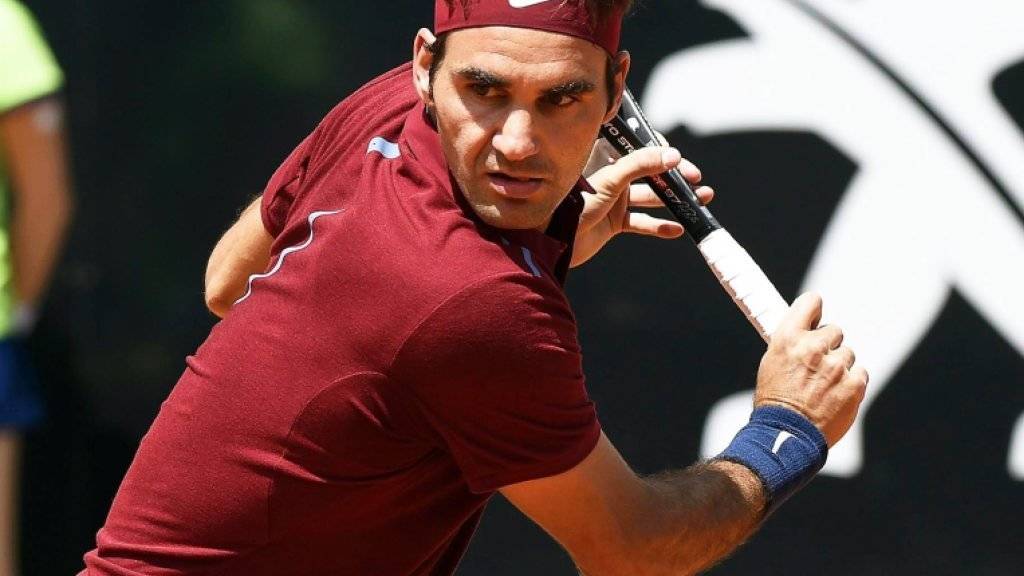 Roger Federer testet seinen Rücken in Paris