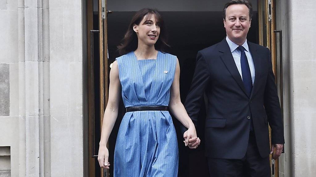 Lächelnd, aber ohne grosse Worte: Der britische Premier David Cameron und seine Frau Samantha kommen aus dem Abstimmungslokal.