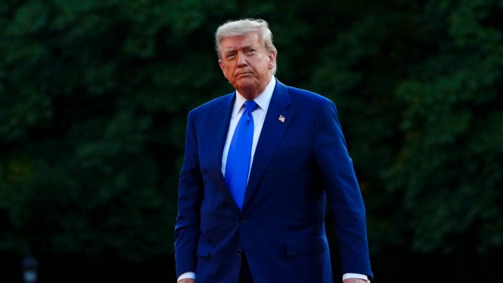 US-Präsident Donald Trump trifft vor einem offiziellen Abendessen im Paleis Huis ten Bosch im Vorfeld des NATO-Gipfels ein. Foto: Sean Kilpatrick/The Canadian Press/AP/dpa - ACHTUNG: Nur zur redaktionellen Verwendung und nur mit vollständiger Nennung des vorstehenden Credits